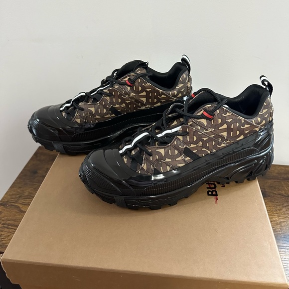 Burberry Sneakers Brand New Never Worn - Picture 4 of 7